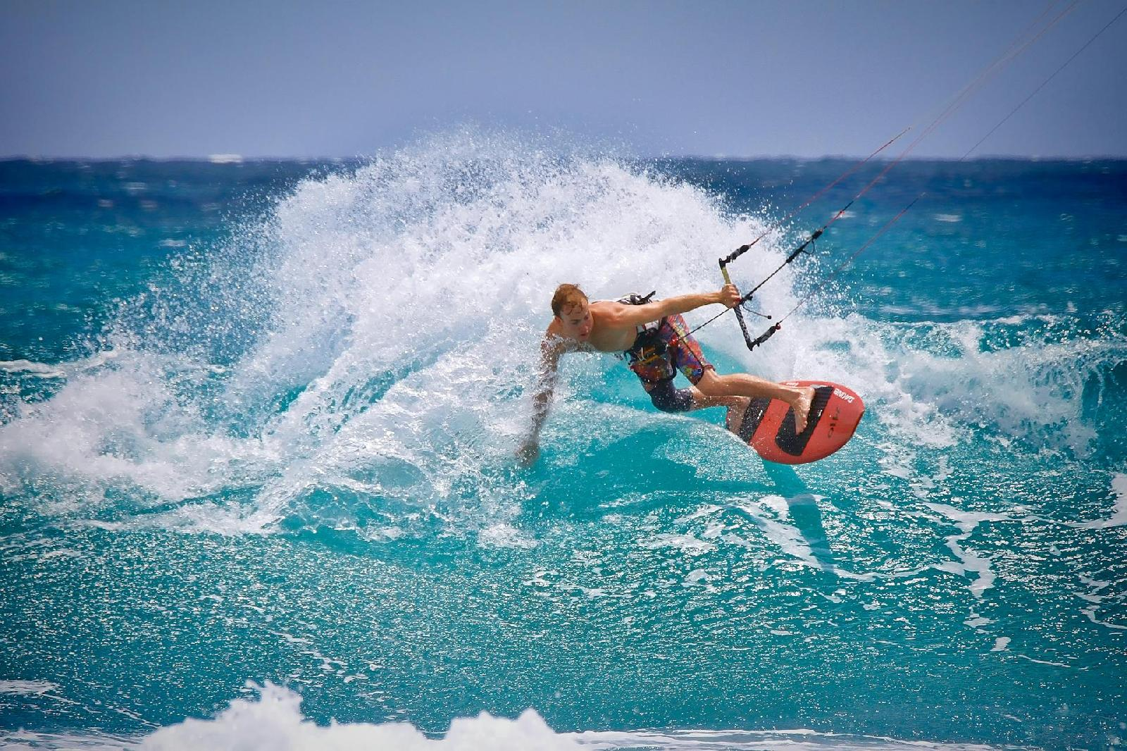 Apprendre le kitesurf : des vacances sportives pour les adultes